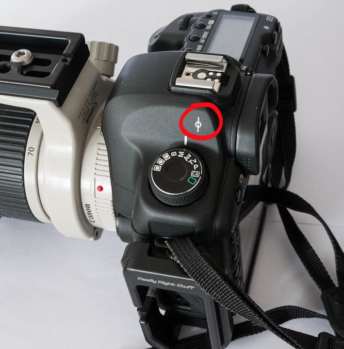 Marca indicando la posición del plano del sensor dentro de la cámara